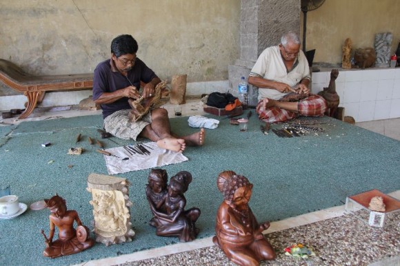 Holzschnitzer in der Nähe von Ubud