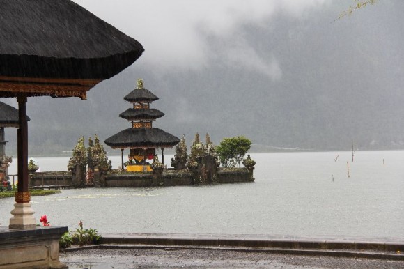 Ulun Danu Tempel am See